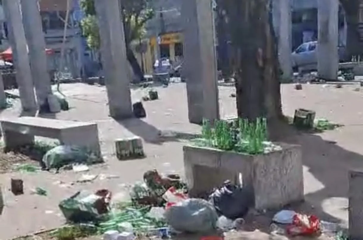 Moradores do bairro da Liberdade registram as condições do local após realização de evento; veja vídeo