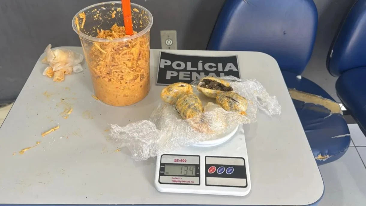 Mulher é presa ao tentar entrar em penitenciária de Feira de Santana com drogas escondidas em local inusitado; saiba detalhes