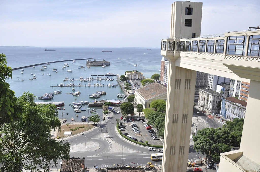 Elevador Lacerda e Baía de Todos-os-Santos em Salvador
